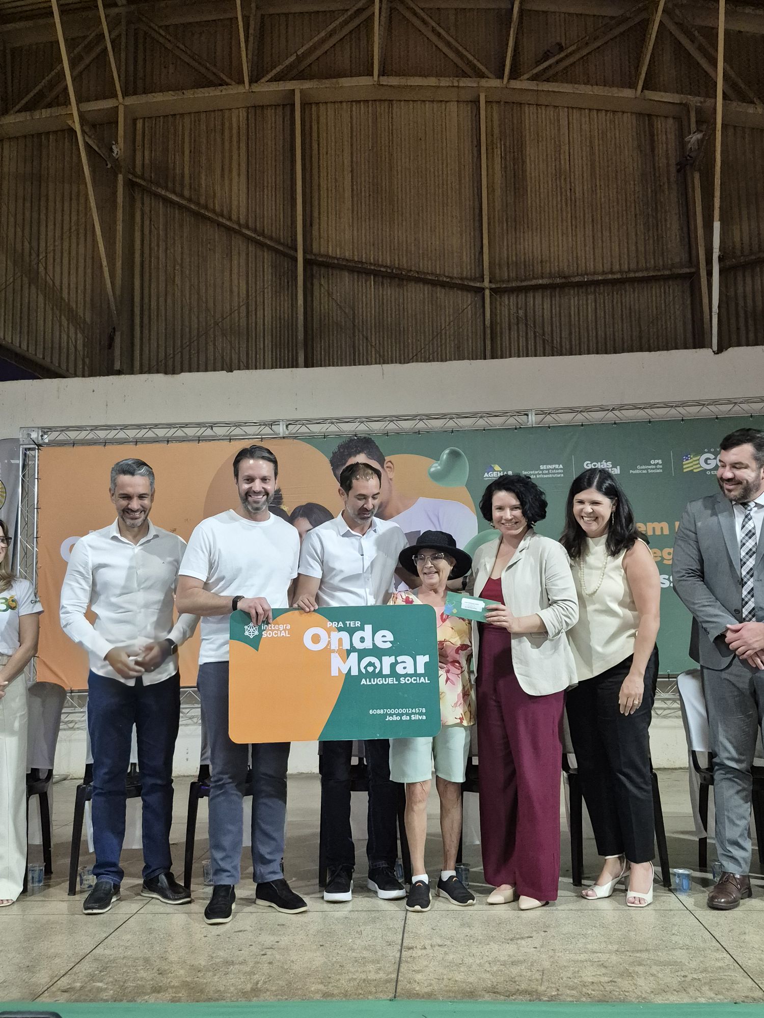 Entrega de escrituras e cartões do Aluguel Social beneficia centenas de famílias em Senador Canedo