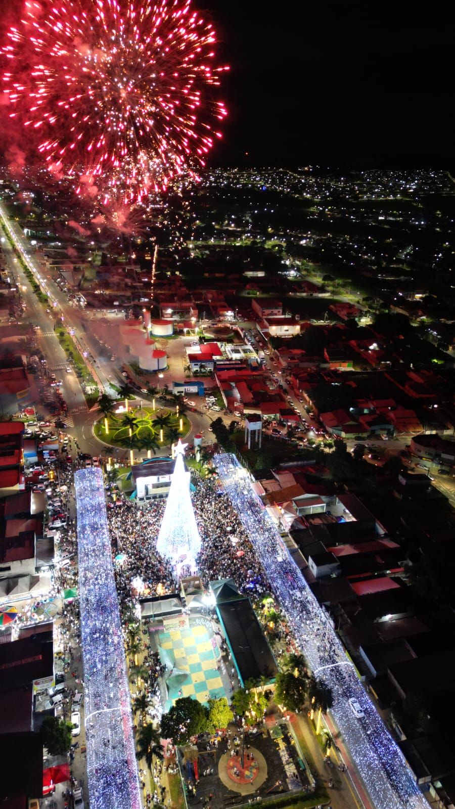 Praça Criativa Central fica lotada e Senador Canedo recebe 2026 em clima de união e celebração
