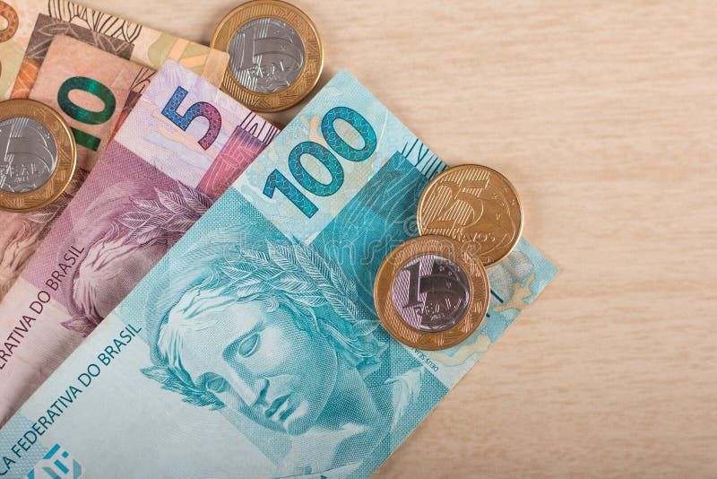 Dola Cai 1% e real tem melhor desempenho no 1° dia de 2026