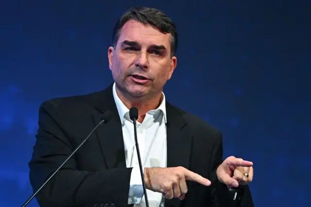 Flávio Bolsonaro critica urnas eletrônicas em reunião com diplomatas; TSE reafirma que alegações são falsas