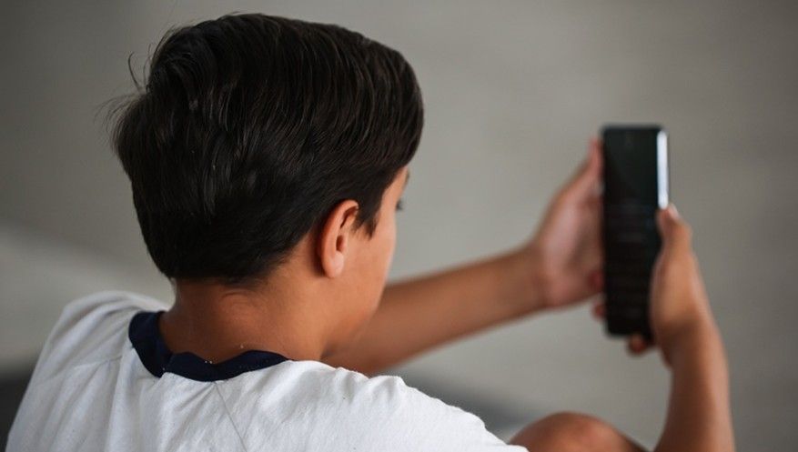 França aprova lei que proíbe redes sociais para menores de 15 anos