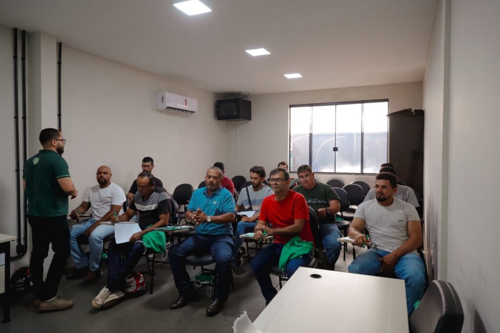 Curso gratuito de eletricidade capacita 14 moradores em Senador Canedo