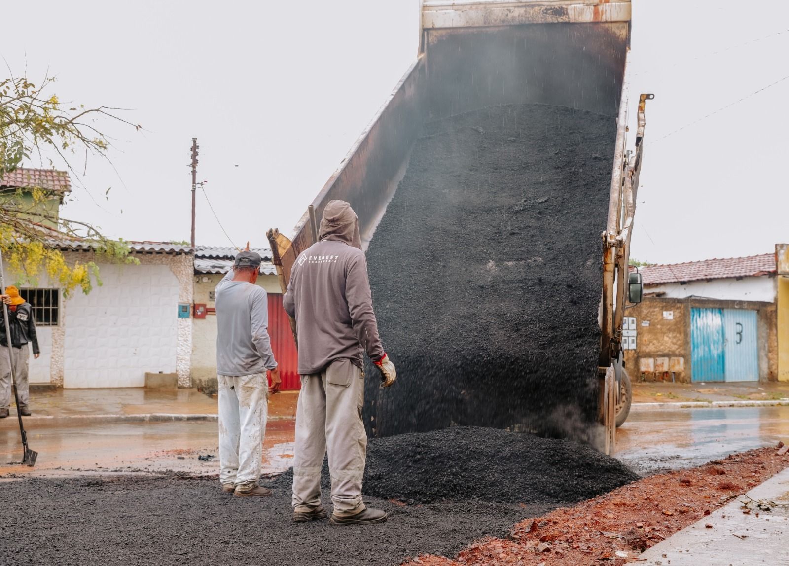 Após temporal, Seinfra intensifica serviços de limpeza e reparos em Senador Canedo